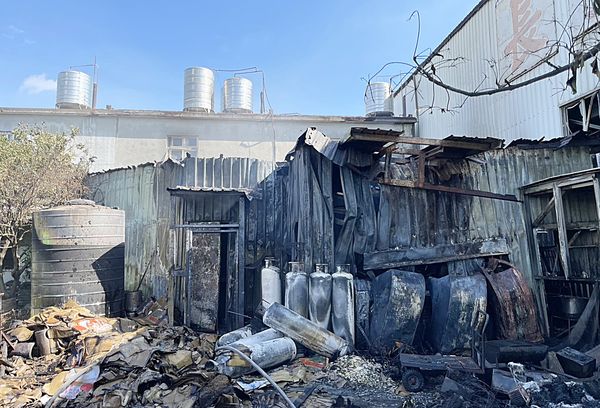 ▲桃園市大園區大觀路上一家便當店今天清晨發生大火，消防人員灌救1小時撲滅火勢。（圖／桃園市消防局提供）