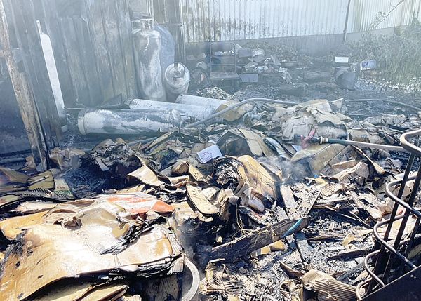 ▲桃園市大園區大觀路上一家便當店今天清晨發生大火，消防人員全力灌救後於1小時撲滅，現場一片狼藉。（圖／桃園市消防局提供）