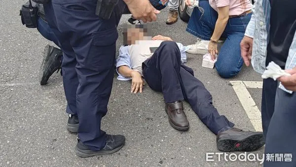 ▲北市重慶南路一段車輛衝撞釀8傷，駕駛獲救畫面曝光。（圖／記者民眾提供，下同）