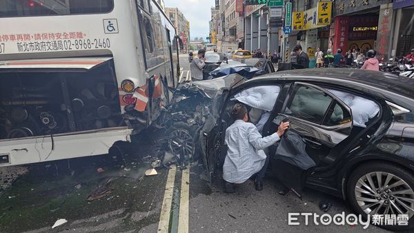 ▲北市重慶南路一段車輛衝撞釀8傷，駕駛獲救畫面曝光。（圖／記者民眾提供，下同）