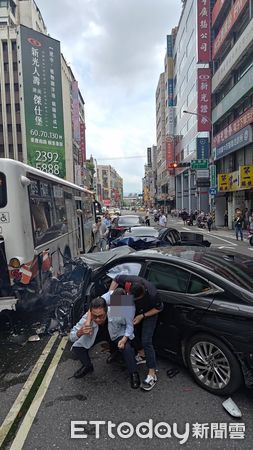 ▲北市重慶南路一段車輛衝撞釀8傷，駕駛獲救畫面曝光。（圖／記者民眾提供，下同）