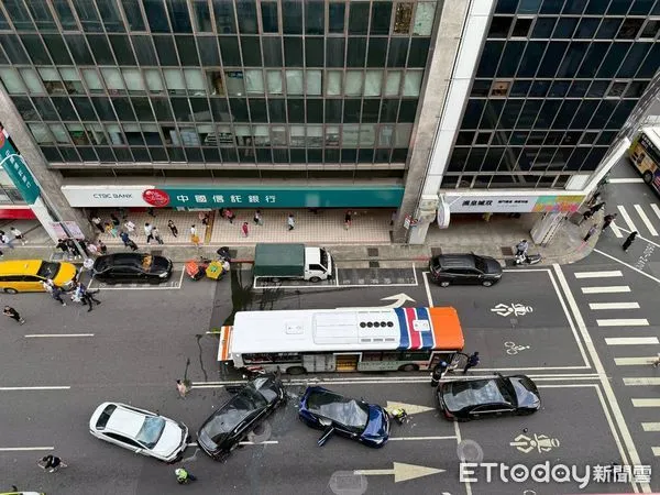 ▲台北市重慶南路一段嚴重車禍釀8傷，高空圖。（圖／民眾提供）