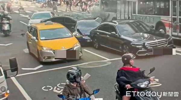 ▲▼77歲邱姓男子開車暴走，撞上1公車、2機車以及3汽車，還有路旁行人也遭殃。（圖／記者邱中岳翻攝）