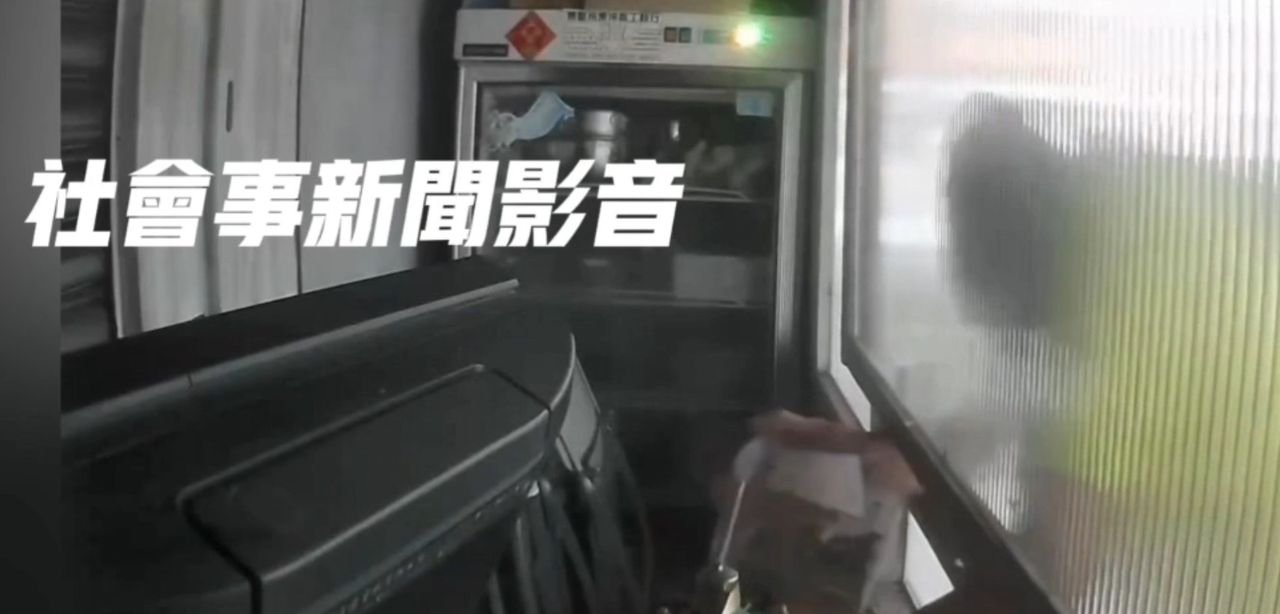 瘦高男偷走愛心捐款箱！店家報案竟遭拒　台南警認錯將懲處
