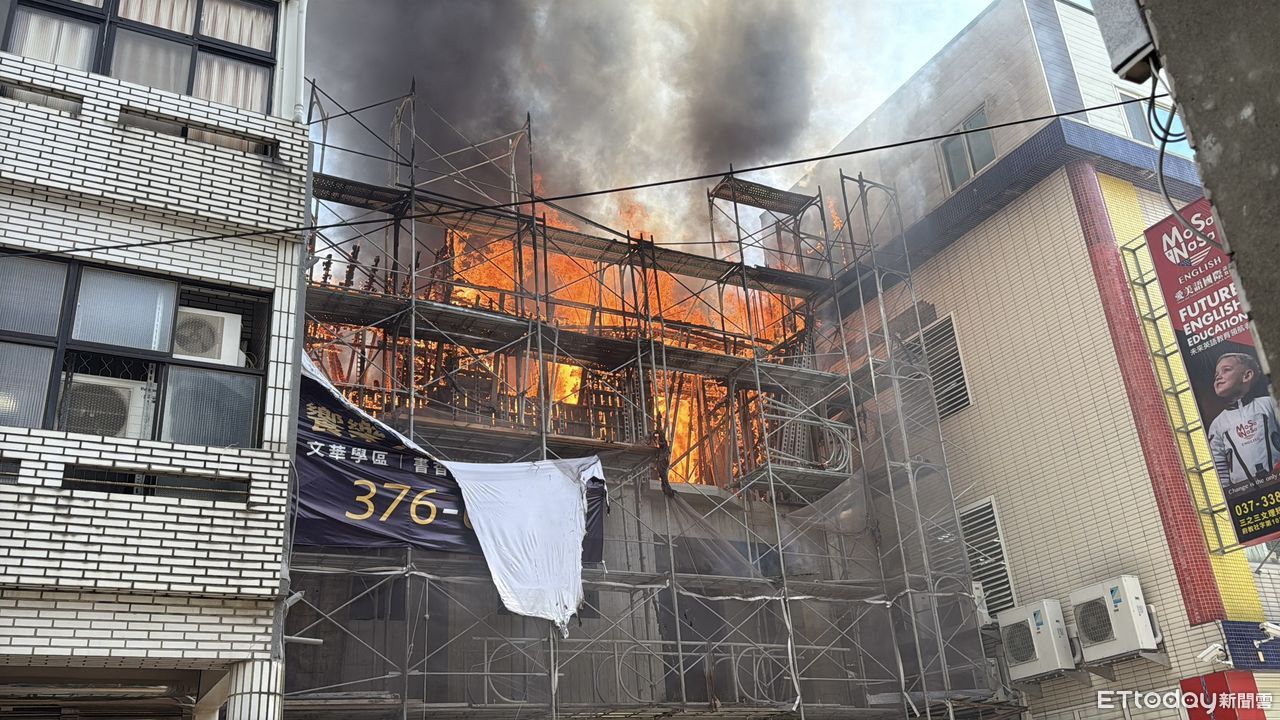 快訊／苗栗工地竄火！火舌波及兩側民宅　警消灌救中