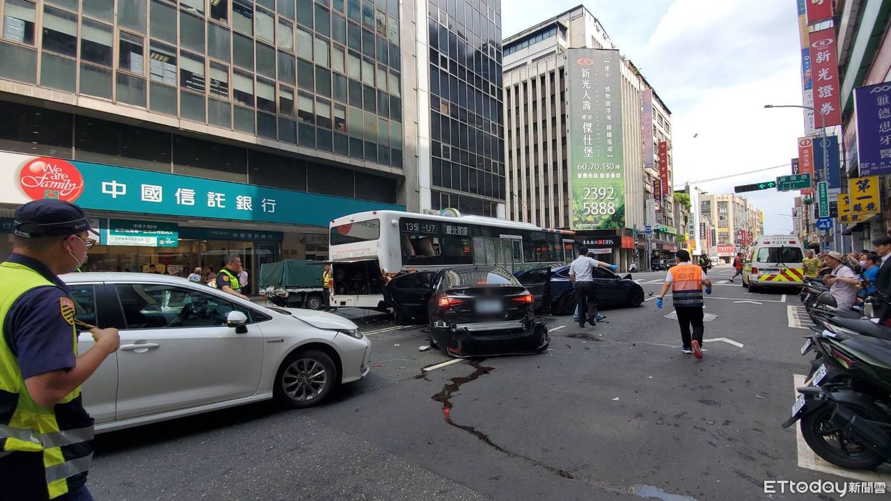 78歲董座曝車輛「有定期保養」！返家途中卻暴衝　狂踩剎車也沒用