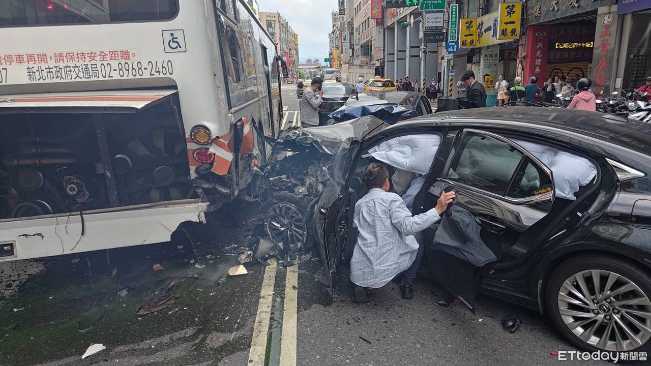 重慶南路車禍8傷！駕駛座安全氣囊爆開　熱心男揹出78歲肇事翁