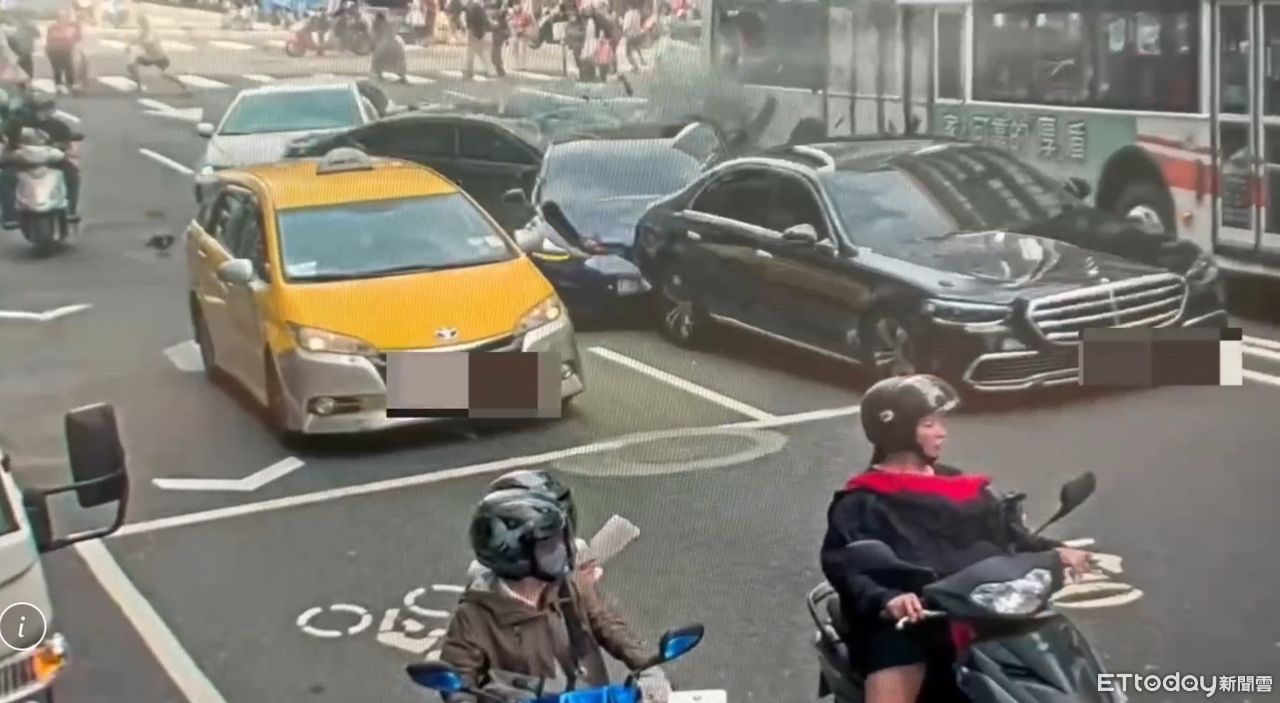 還原重慶南路撞擊過程！黑色豪車衝過人群...行人驚閃1人噴飛
