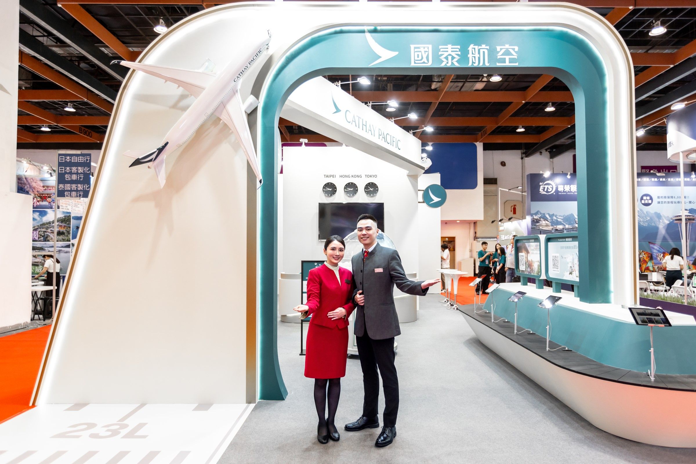 ▲▼國泰航空今年以「READY TO FLY」為攤位主題，推出全球71個精選航點85折起限時優惠。（圖／國泰航空提供）