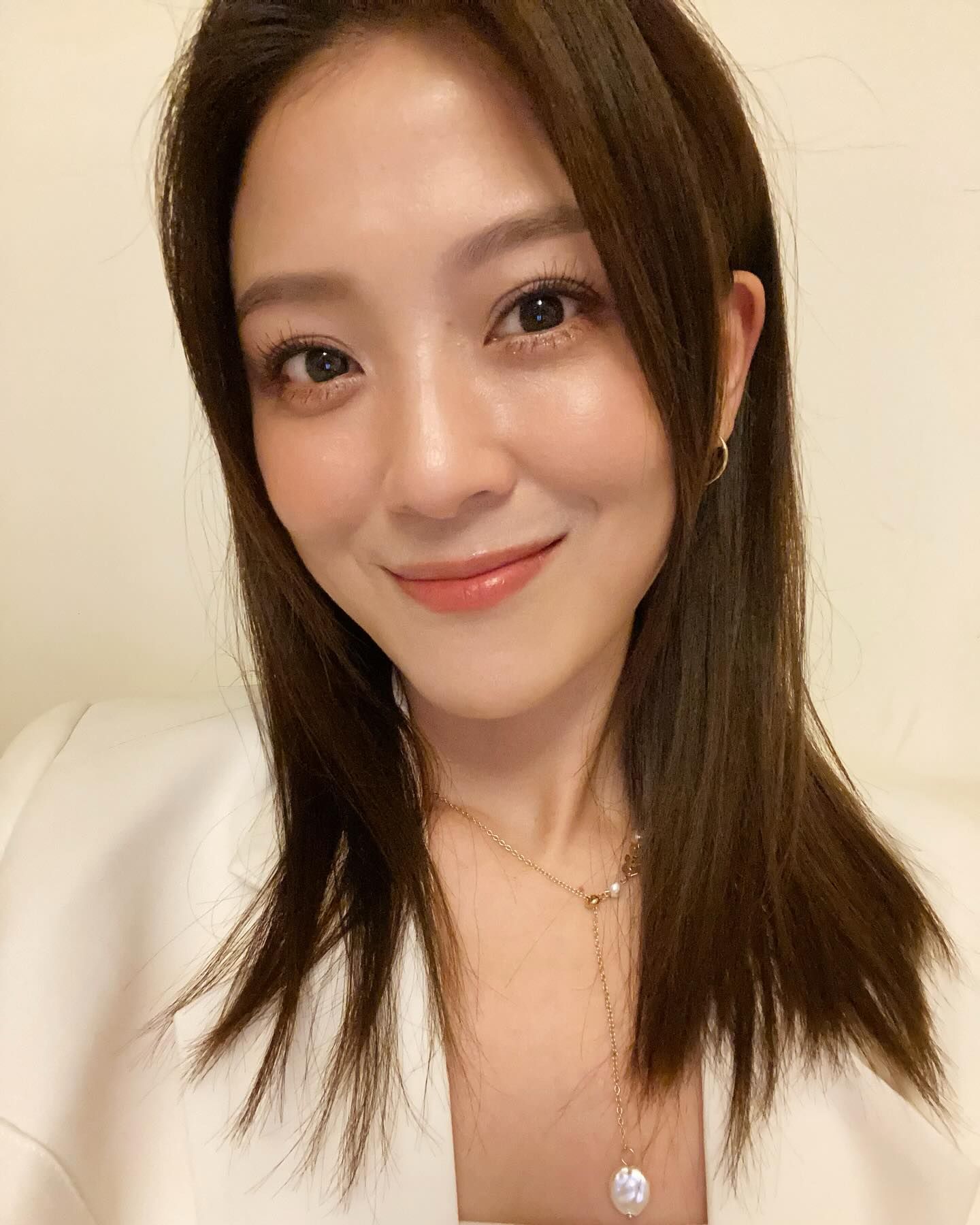 ▲▼節目懲罰「鬆緊帶彈腹」遭炎上！卓文萱親上火線回應。（圖／翻攝自Instagram／genie_chuo）