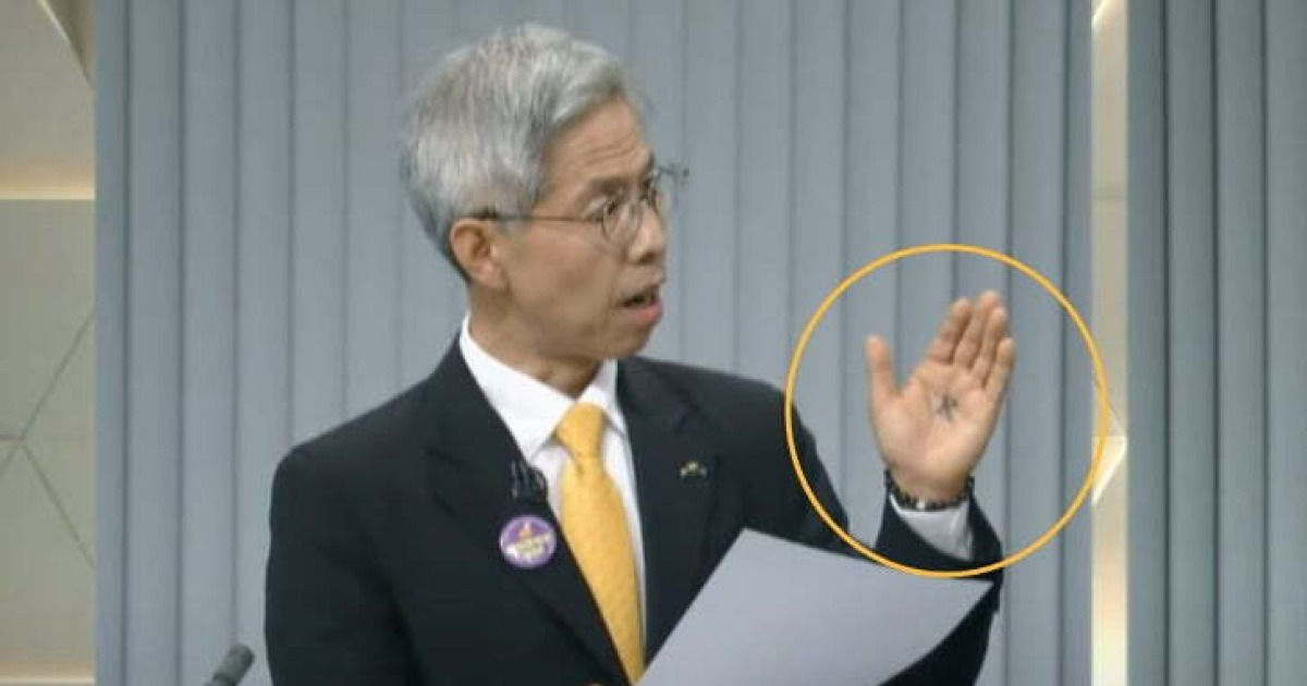 ▲▼南韓中選會主辦第2場總統大選電視辯論，民主勞動黨候選人權英國在手掌寫漢字「民」。（圖／翻攝自YouTube）