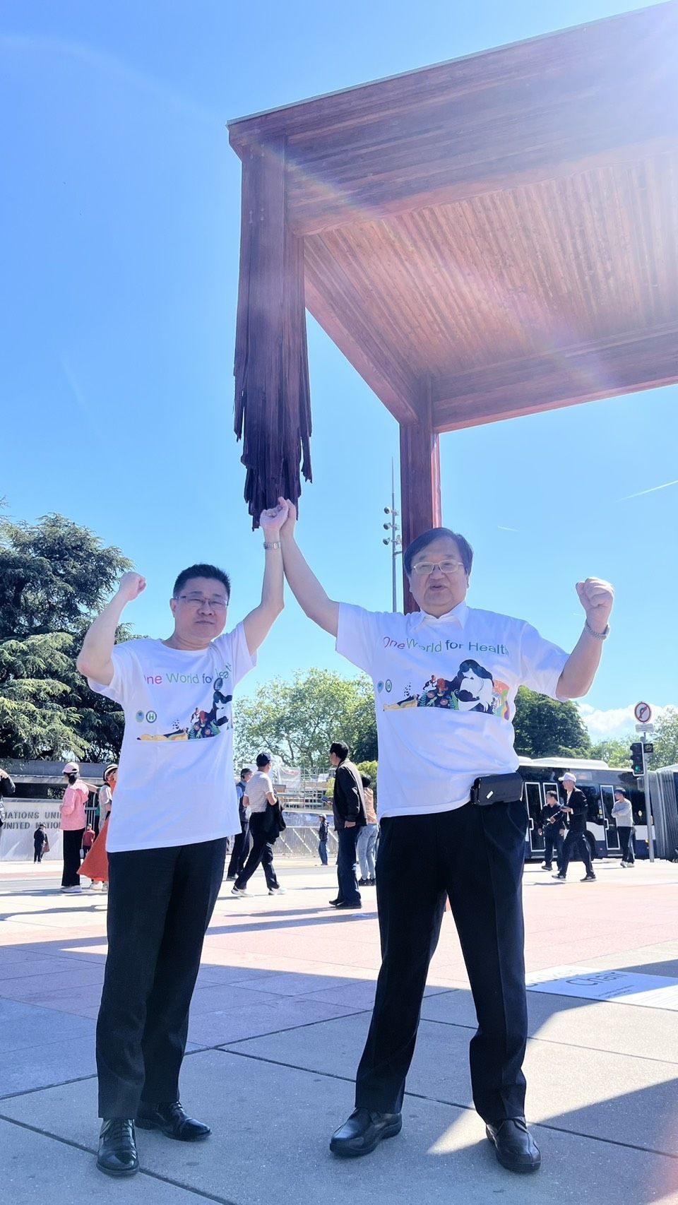 ▲▼邱泰源部長與呂建德次長，在三腳椅下強烈表達台灣加入WHO的決心。（圖／衛福部提供）