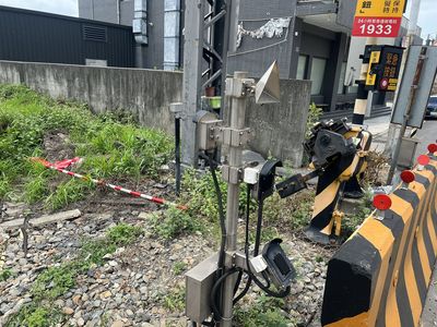 遮斷器升起3秒又降下！貨車搶快通過平交道　車頭被砸畫面曝