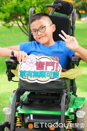 ▲潘聖捷靠雙手撐起身體、笑容陽光，榮獲總統教育獎，展現無限生命力。（記者林東良翻攝，下同）1.