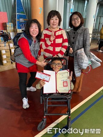 ▲潘聖捷靠雙手撐起身體、笑容陽光，榮獲總統教育獎，展現無限生命力。（記者林東良翻攝，下同）1.