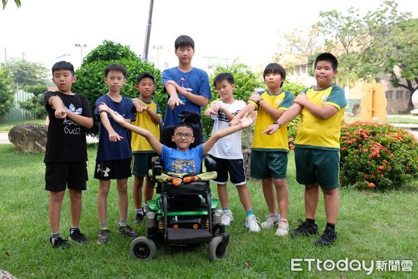 ▲潘聖捷靠雙手撐起身體、笑容陽光，榮獲總統教育獎，展現無限生命力。（記者林東良翻攝，下同）1.