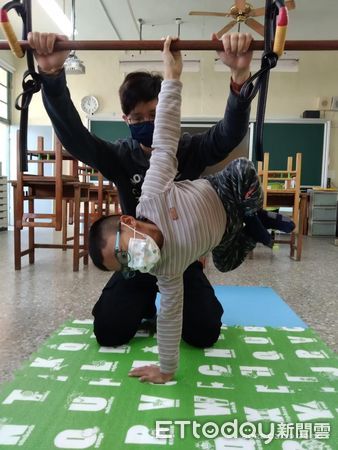 ▲潘聖捷靠雙手撐起身體、笑容陽光，榮獲總統教育獎，展現無限生命力。（記者林東良翻攝，下同）1.