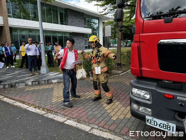 ▲消防人員穿戴化學防護裝備，模擬廠區洩漏現場進行偵測與搶救。（記者林東良翻攝，下同）
