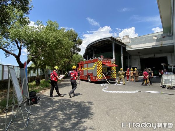 ▲消防人員穿戴化學防護裝備，模擬廠區洩漏現場進行偵測與搶救。（記者林東良翻攝，下同）