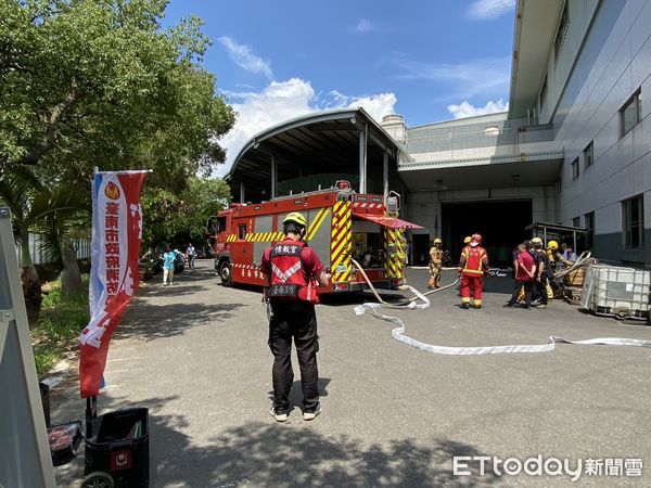 ▲消防人員穿戴化學防護裝備，模擬廠區洩漏現場進行偵測與搶救。（記者林東良翻攝，下同）