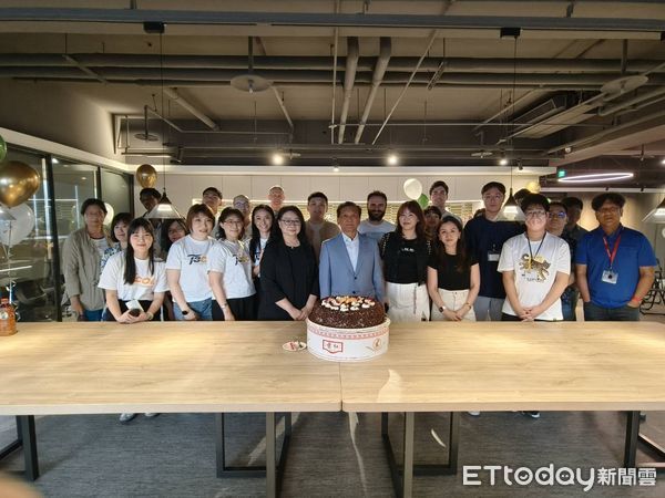 ▲顏益財與共享辦公司租客合影。（圖／記者張佩芬攝）