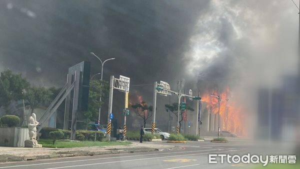 ▲▼ 桃園市大園區大觀路一處建案銷售中心今日下午發生火警，現場火勢猛烈 。（圖／記者沈繼昌翻攝）            。（圖／記者沈繼昌翻攝）