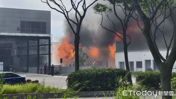 ▲▼ 桃園市大園區大觀路一處建案銷售中心今日下午發生火警，現場火勢猛烈 。（圖／記者沈繼昌翻攝）            。（圖／記者沈繼昌翻攝）