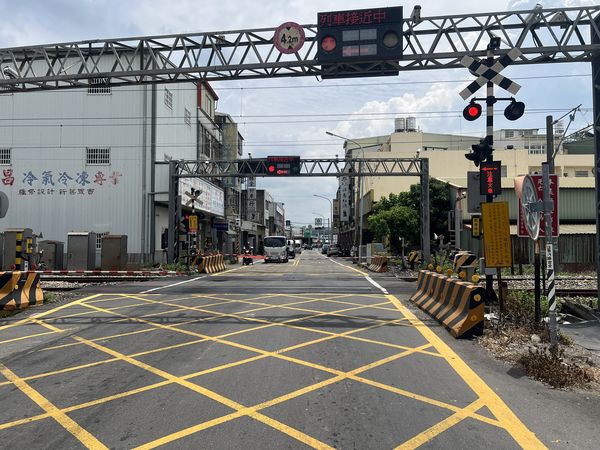 ▲彰化貨車駕駛穿越平交道時撞斷遮斷器。（圖／民眾提供）