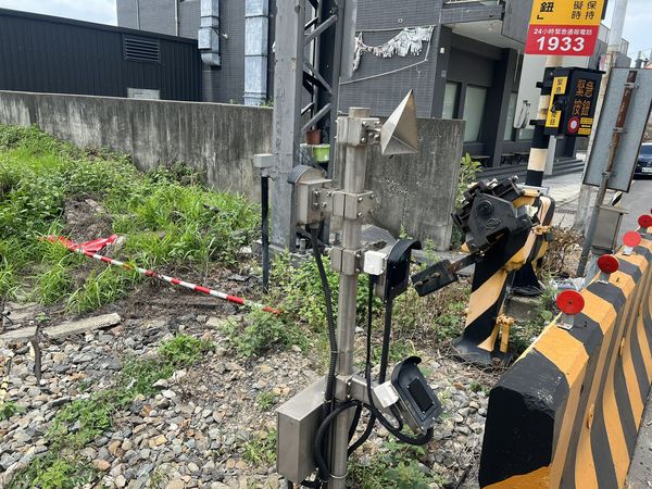 ▲彰化貨車駕駛穿越平交道時撞斷遮斷器。（圖／民眾提供）