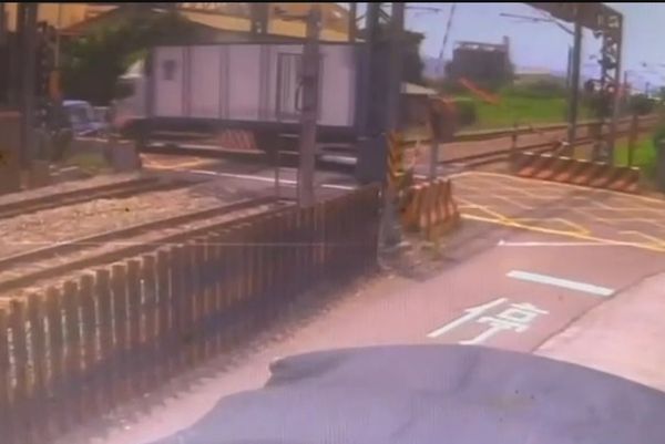 ▲彰化貨車駕駛穿越平交道時撞斷遮斷器。（圖／民眾提供）