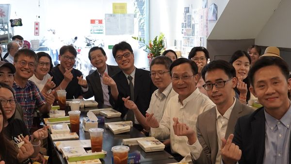 ▲▼邱垂正出席「2025港人台適生活講座」。（圖／陸委會提供）