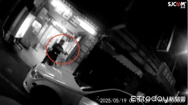 ▲警方提供剪接過的畫面，當下員警開槍            。（圖／林園分局提供）
