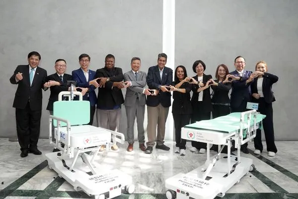 ▲▼輔大藍易振校長代表致贈二台輔醫技轉研發的「輔大醫院棒磅秤」給友邦帛琉共和國，由帛琉總統惠恕仁（Surangel S. Whipps, Jr.）親自率團出席儀式。（圖／輔大醫院提供）