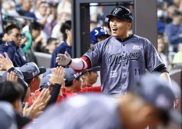 ▲▼ 朱育賢3分砲            。（圖／味全龍提供）