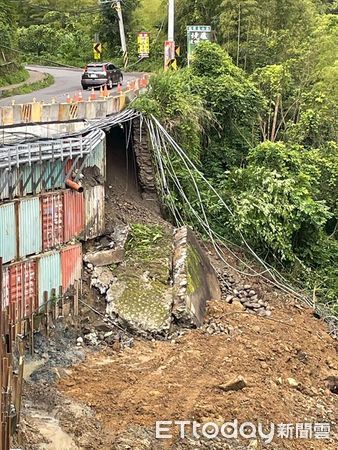▲杉林溪森林遊樂區聯外道路鹿谷鄉投51線發生下邊坡坍崩，即刻進行安全防護措施。（圖／南投縣政府提供）