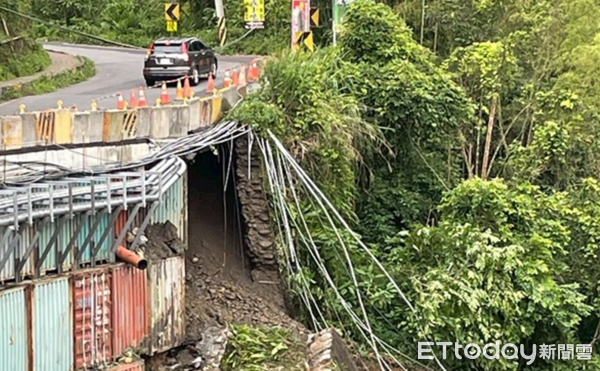 ▲杉林溪森林遊樂區聯外道路鹿谷鄉投51線發生下邊坡坍崩，南投縣政府即刻進行安全防護措施。（圖／南投縣政府提供，下同）