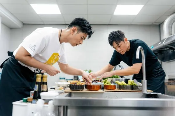 ▲楊子儀（左）擔任小幫手與姚元浩一同備餐。（圖／好看娛樂）