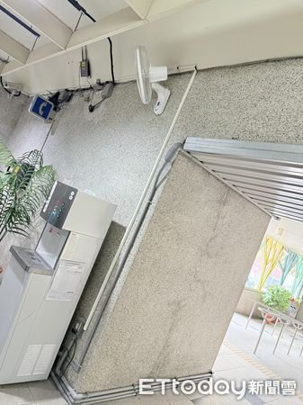 ▲台鐵浮洲站增設4台風扇 議員黃淑君籲速修冷氣。（圖／記者郭世賢翻攝）