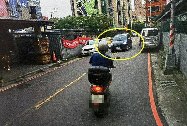 ▲▼「不跨雙黃線怎麼走這條路？」駕駛被罰900元超無奈　警方回應了。（圖／翻攝自爆料公社）
