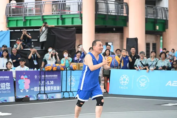 ▲▼        世壯運燃起青春回憶！侯友宜與50年警光戰友合體     。（圖／記者廖明慧攝）