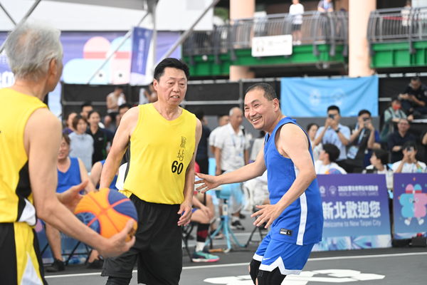 ▲▼        世壯運燃起青春回憶！侯友宜與50年警光戰友合體     。（圖／記者廖明慧攝）