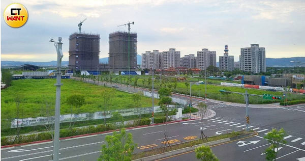北士科全區占地約94公頃，分為軟橋段及新洲美段，軟橋段住宅大樓目前大多都在興建中了，新洲美段的發展和推案則較慢，目前大多都還是空地。（圖／林榮芳攝）
