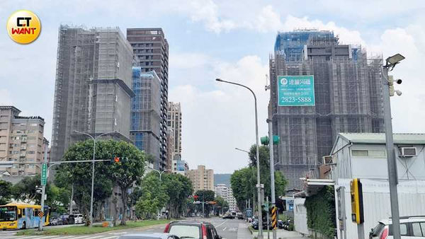 文林北路上一棟棟新大樓正在興建中，未來將成為北投新豪宅聚落。（圖／林榮芳攝）
