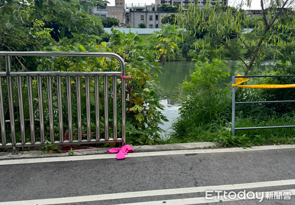 ▲▼    台北市士林區雙溪碼頭，今（24）日有民眾經過時發現浮屍，報警後消防人員到場，下艇將浮屍拉至岸邊，交由警方處理，身分待確認，詳細仍待調查釐清。         。（圖／記者黃彥傑翻攝）