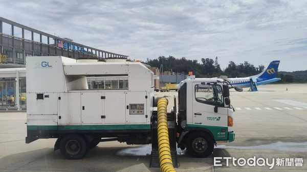 ▲▼ 立榮航空B78956班機自金門飛往台中，因天候不佳備降於澎湖機場   。（圖／記者林名揚翻攝）