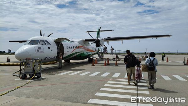 ▲▼ 立榮航空B78956班機自金門飛往台中，因天候不佳備降於澎湖機場   。（圖／記者林名揚翻攝）