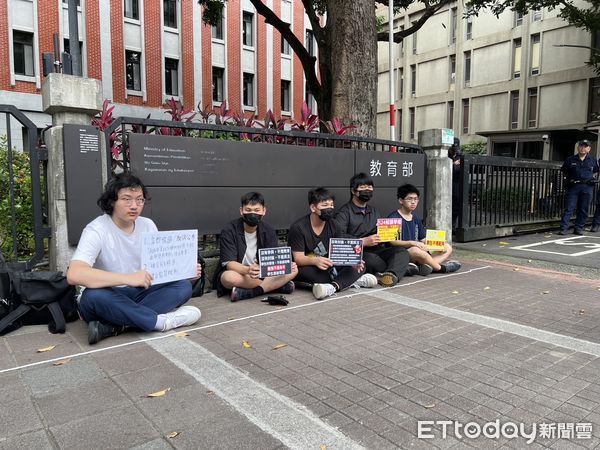 ▲▼學生到教育部前靜坐抗議，呼籲收回行動載具到校管理草案。（圖／記者許敏溶攝）