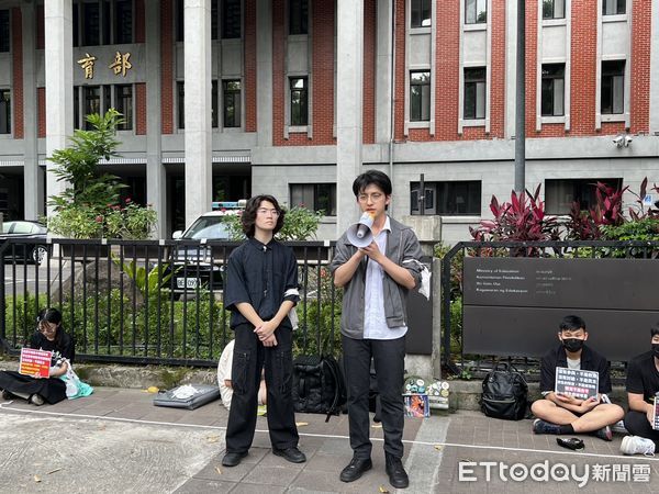 ▲▼學生到教育部前靜坐抗議，呼籲收回行動載具到校管理草案。（圖／記者許敏溶攝）
