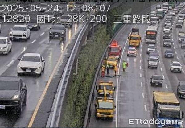 ▲國道1號北上三重段，發生一起火燒車，造成現場車流回堵5公里。（圖／記者陸運陞翻攝）