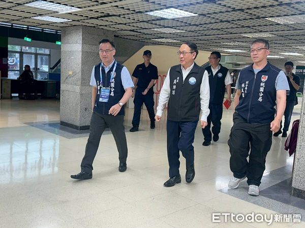 ▲桃園市政府警察局長吳坤旭24日前往各場館視導維安工作執行情形。（圖／桃園警分局提供、下同）